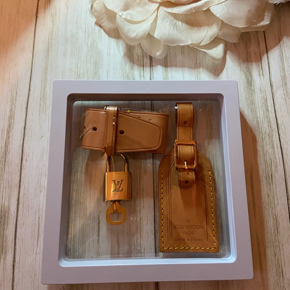 COPY - COPY - Louis Vuitton Vachetta Luggage Tag and Poignet Set with Lock and … - Picture 1 of 5